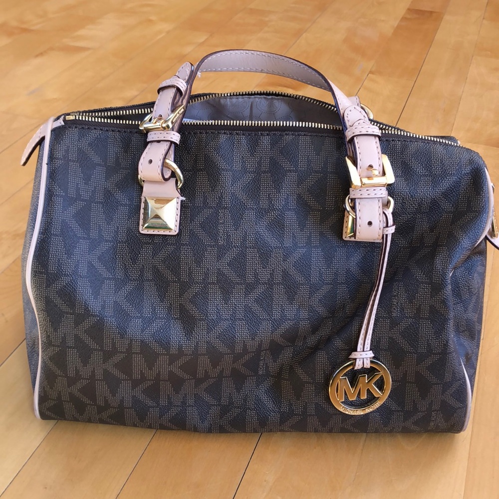 Michael Kors bag comes with crossbody strap.